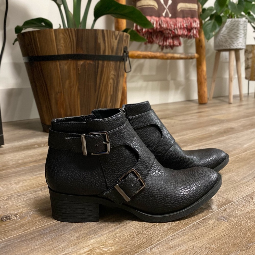 Kenneth Cole REACTION Re-Buckle Moto Ankle Boot